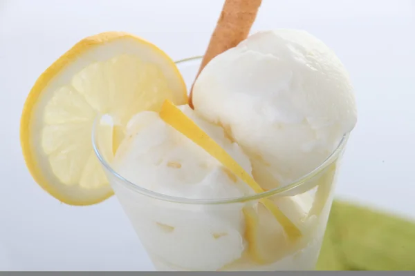Ice cream with lime wedge — Stock Photo, Image