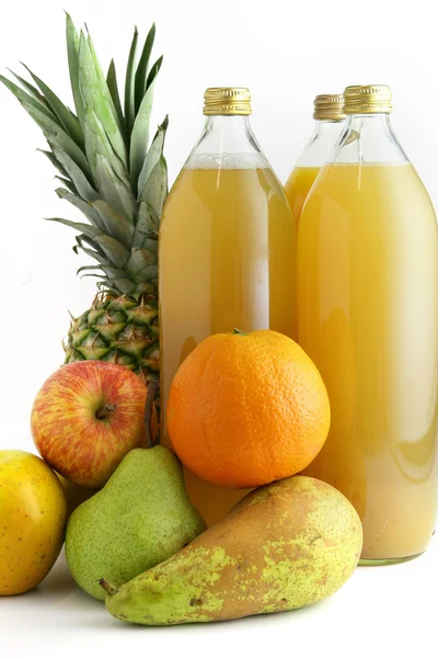Frukt och flaskor saft — Stockfoto