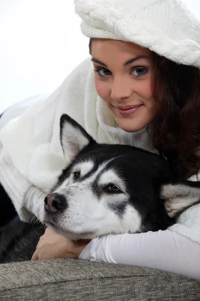 Jovem mulher e seu cão — Fotografia de Stock