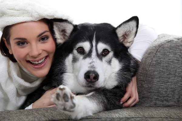 Femme avec son chien sur un canapé — Photo