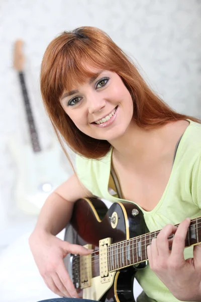 Rudowłosa kobieta z gitara elektryczna — Zdjęcie stockowe
