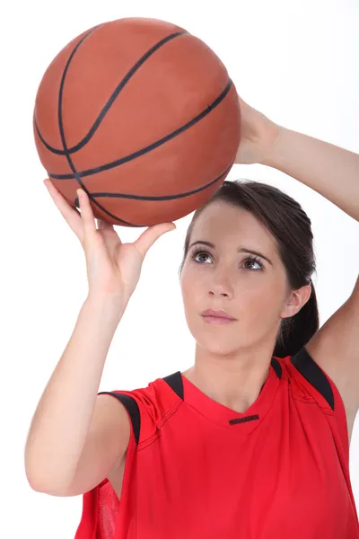 Dívka hází basketbal — Stock fotografie