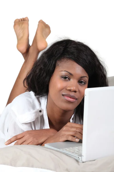 Жінка покладена з комп'ютером — стокове фото