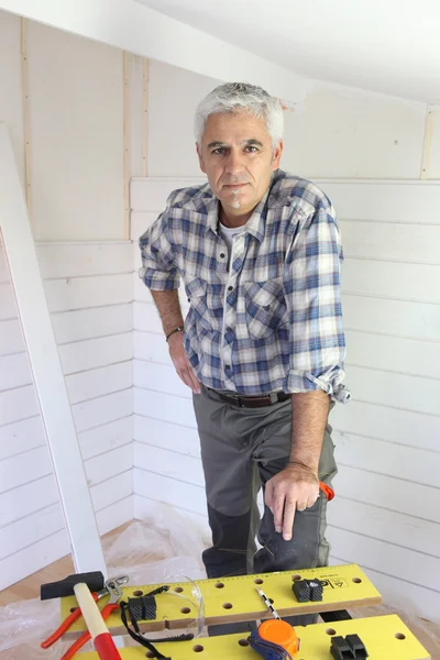 Carpinteiro que trabalha na casa — Fotografia de Stock