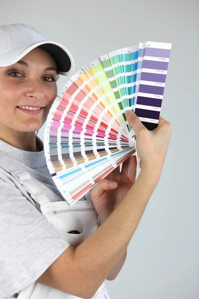 塗料の色見本と女性のデコレータ — ストック写真