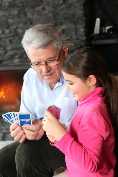 Großvater und Enkelin beim Kartenspielen — Stockfoto