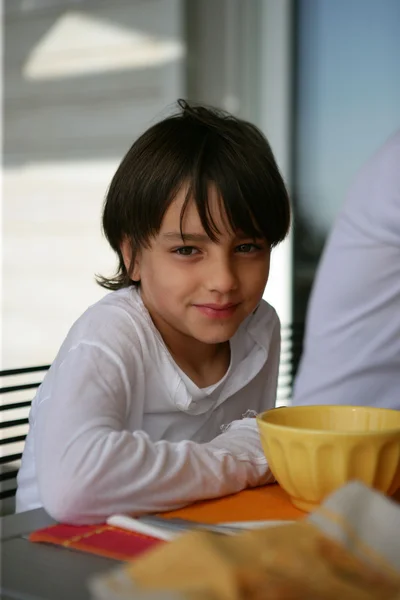 Kahvaltı masasında genç çocuk — Stok fotoğraf