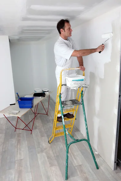 Duvarı boyayan adam — Stok fotoğraf