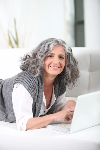 Senior kvinna med en bärbar dator — Stockfoto