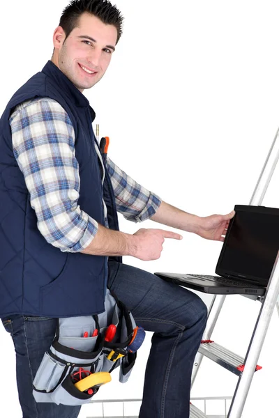 Handyman com laptop, tiro estúdio — Fotografia de Stock