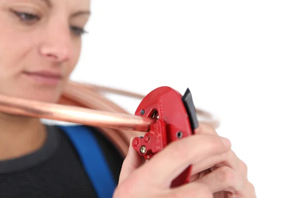 Craftswoman snijden een kabel cooper — Stockfoto