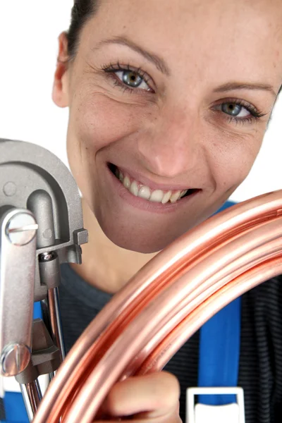Encanador com tubo de cobre e ferramenta de dobra — Fotografia de Stock