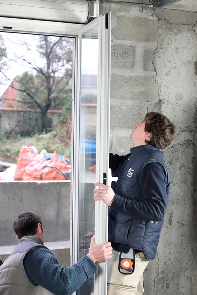 Travailleurs installant de nouvelles fenêtres — Photo