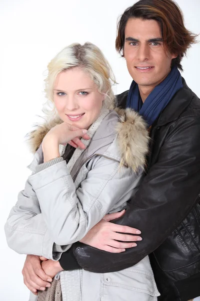 Casal usando casacos de inverno — Fotografia de Stock