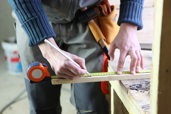 Tischler markiert Bretter aus Holz — Stockfoto
