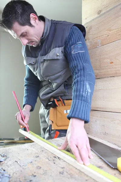 Schreiner markiert Stück Holz — Stockfoto