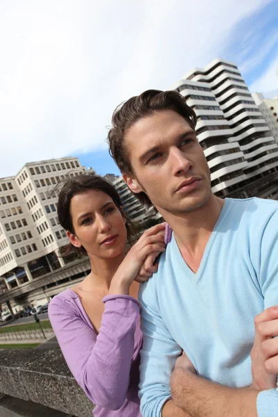 Par framför höga byggnader område — Stockfoto
