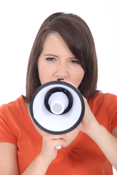 Bruna donna parlando in megafono — Foto Stock