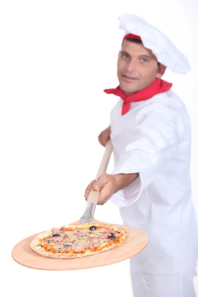 Chef de pizza con una cáscara de madera — Foto de Stock