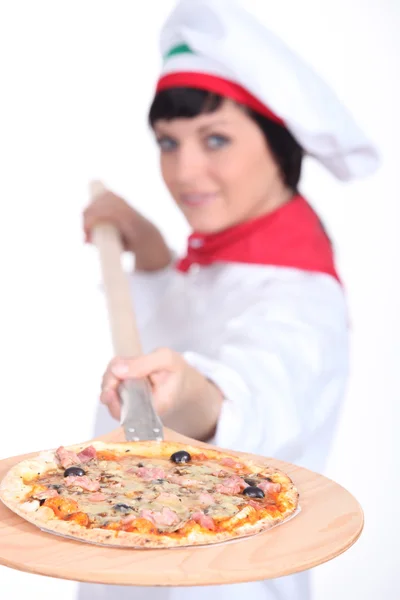 Pizza maker displaying her pizza — Stock Photo, Image