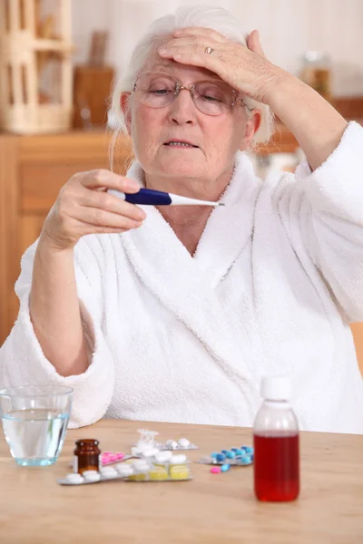 Woman taking temperature — Stock Photo, Image