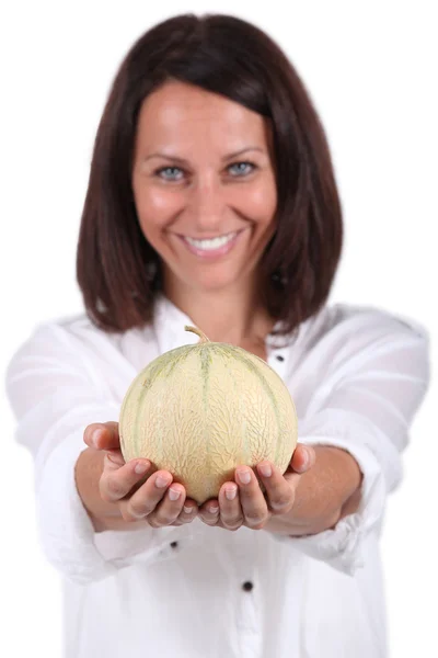Žena držící charentais meloun — Stock fotografie