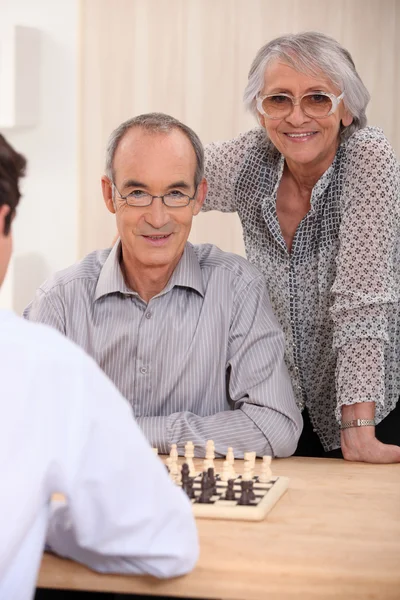 Pareja jubilada jugando ajedrez — Foto de Stock