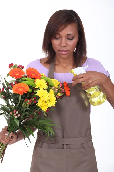 Jovem florista mulher no fundo branco — Fotografia de Stock