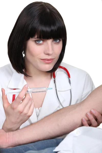 Doctor injecting a patient — Stock Photo, Image