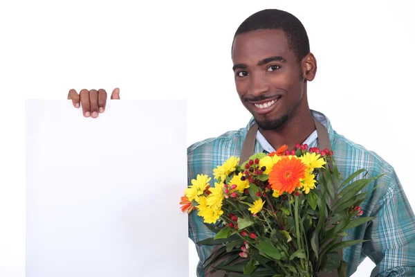 Bloemist houden een boeket van bloemen — Stockfoto