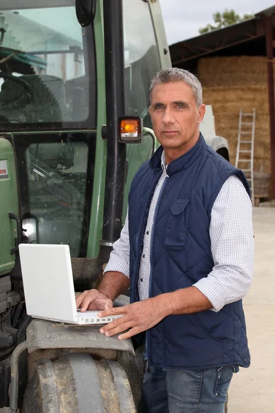Mezőgazdasági termelő dolgozik a számítógépen — Stock Fotó