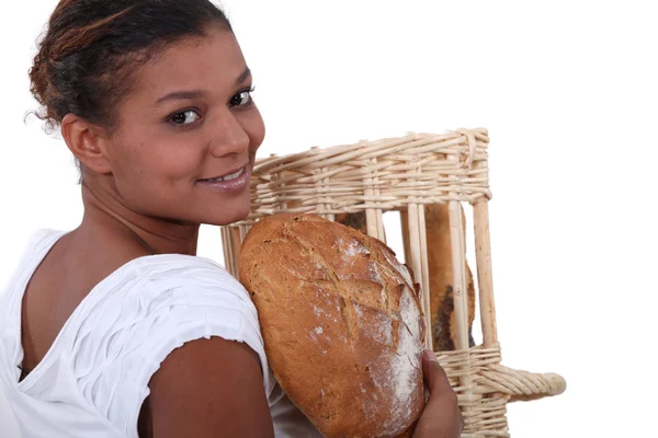 Junge Bäckerin mit einem Laib Brot — Stockfoto