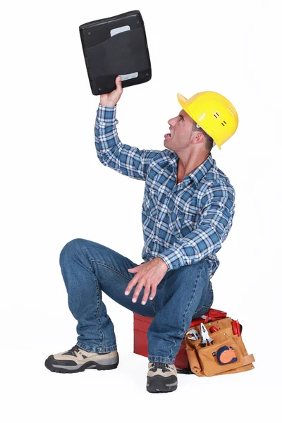 Trabalhador da construção frustrado com um laptop — Fotografia de Stock