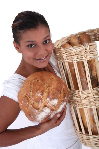 Vrouwelijke baker houden brood, studio opname — Stockfoto