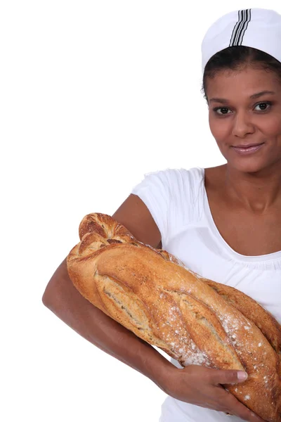 Een Afro-Amerikaanse vrouwelijke baker. — Stockfoto