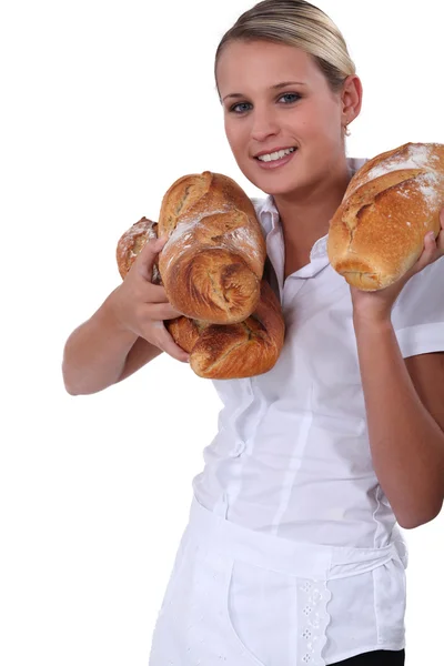Vrouwelijke bakkerij werknemer bedrijf brood — Stockfoto
