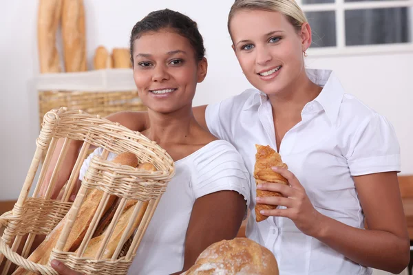 Two young women working in a bakery — Stock Photo, Image