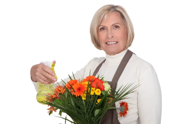 Senior florist förbereder en bukett — Stockfoto