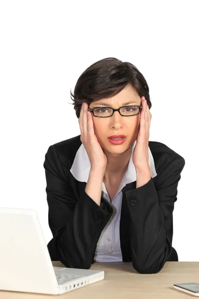 Mujer de negocios que sufre de dolor de cabeza — Foto de Stock