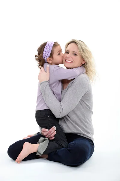 Madre sosteniendo a su hija en sus brazos — Foto de Stock