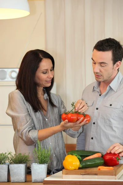 Par diskuterar vilka grönsaker att laga — Stockfoto