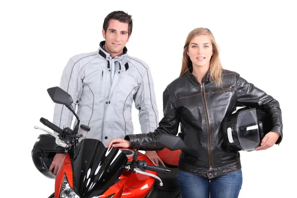 En man, en kvinna och en motorcykel. — Stockfoto