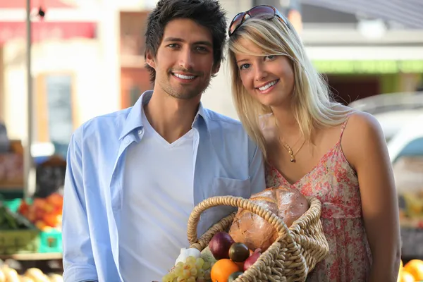 Paar kauft auf dem lokalen Markt ein — Stockfoto