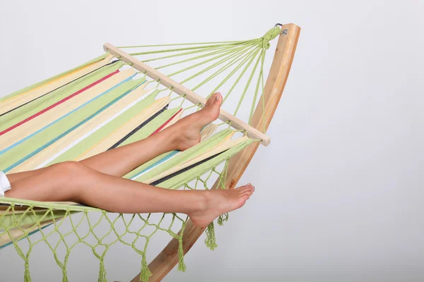Woman laying in hammock — Stock Photo, Image