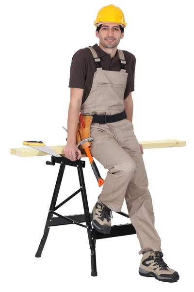 Carpinteiro inclinado contra companheiro de trabalho — Fotografia de Stock