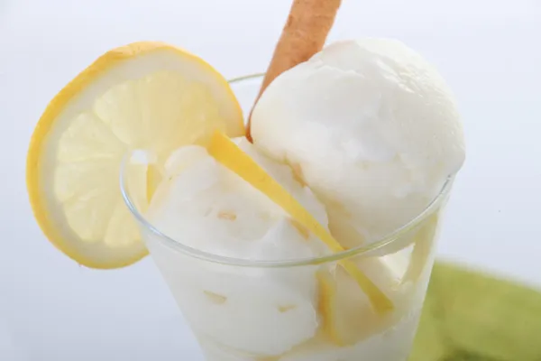 Ice cream with lime wedge — Stock Photo, Image