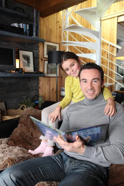 Pai e filha lendo um livro — Fotografia de Stock