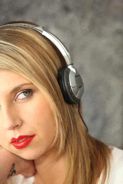 Femme blonde écoutant de la musique — Photo
