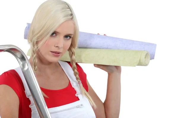 Sehr hübsche junge Frau bereitet sich darauf vor, ein Zimmer zu tapezieren — Stockfoto