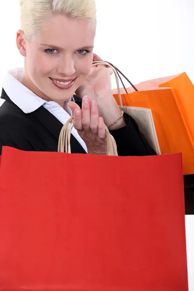 Biznes blond kobieta trzymając karton torby — Zdjęcie stockowe